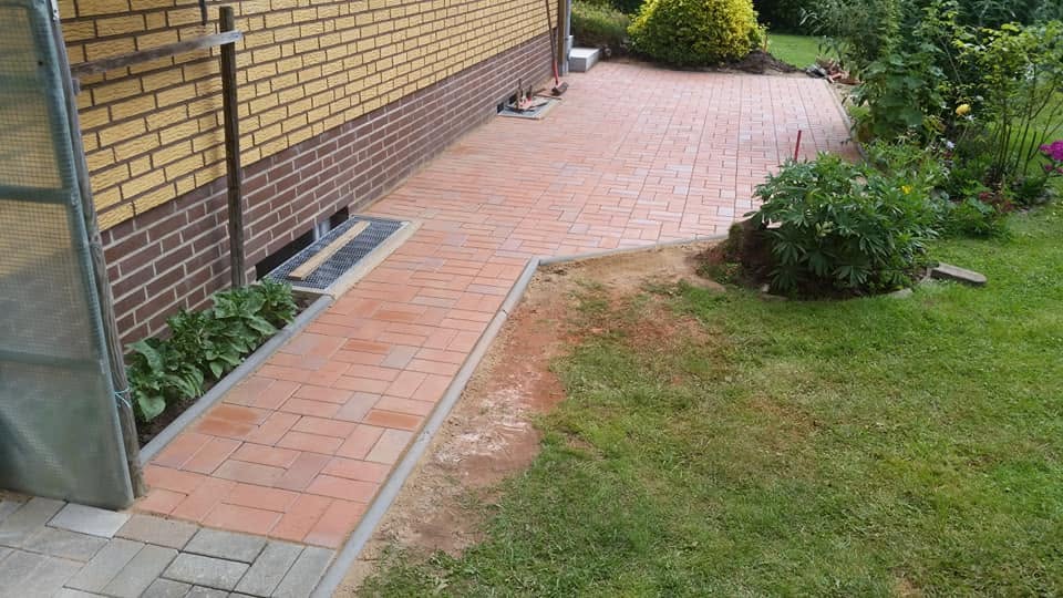 Gepflasterter Weg am Haus