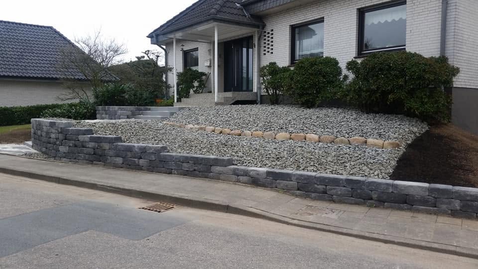 Vorgarten mit Kies und Mauer