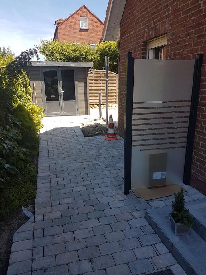 Pflasterweg mit Sichtschutz