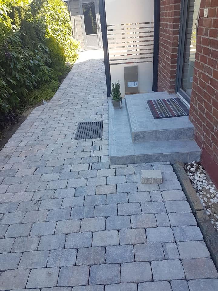 Pflasterweg am Hauseingang