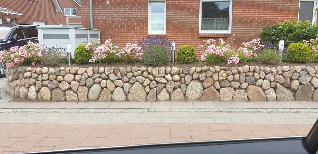 Natursteinmauer mit Bepflanzung