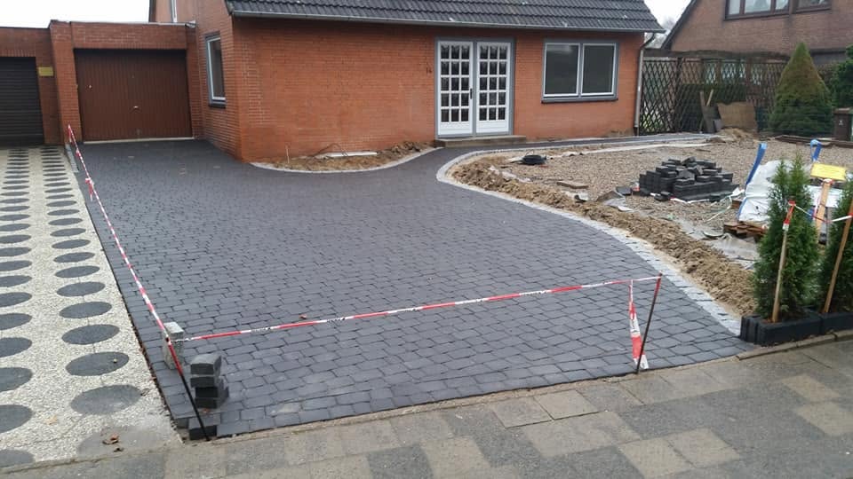 Große gepflasterte Einfahrt